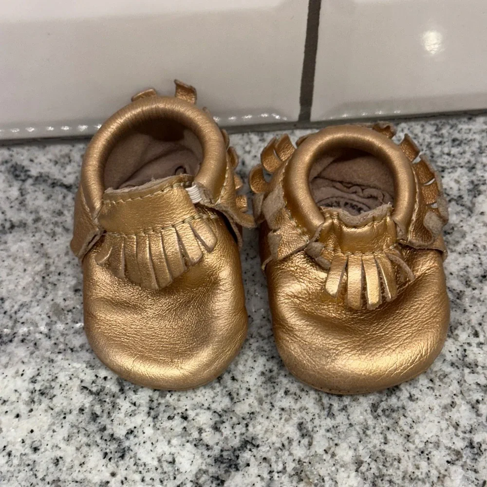 Freshly Picked‎ Size 1 Rose Gold Metallic Leather Baby Moccasins Crb shoes Soft